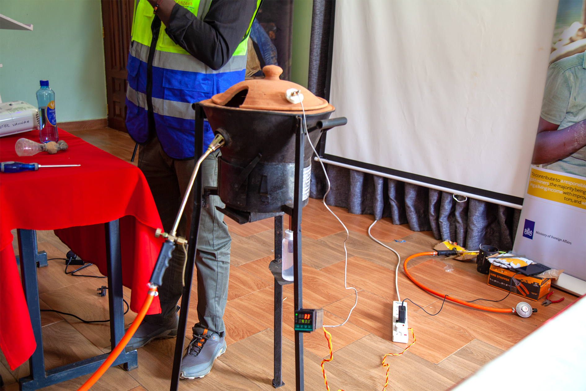 130 Modern Mercury Retort Design and Fabrication