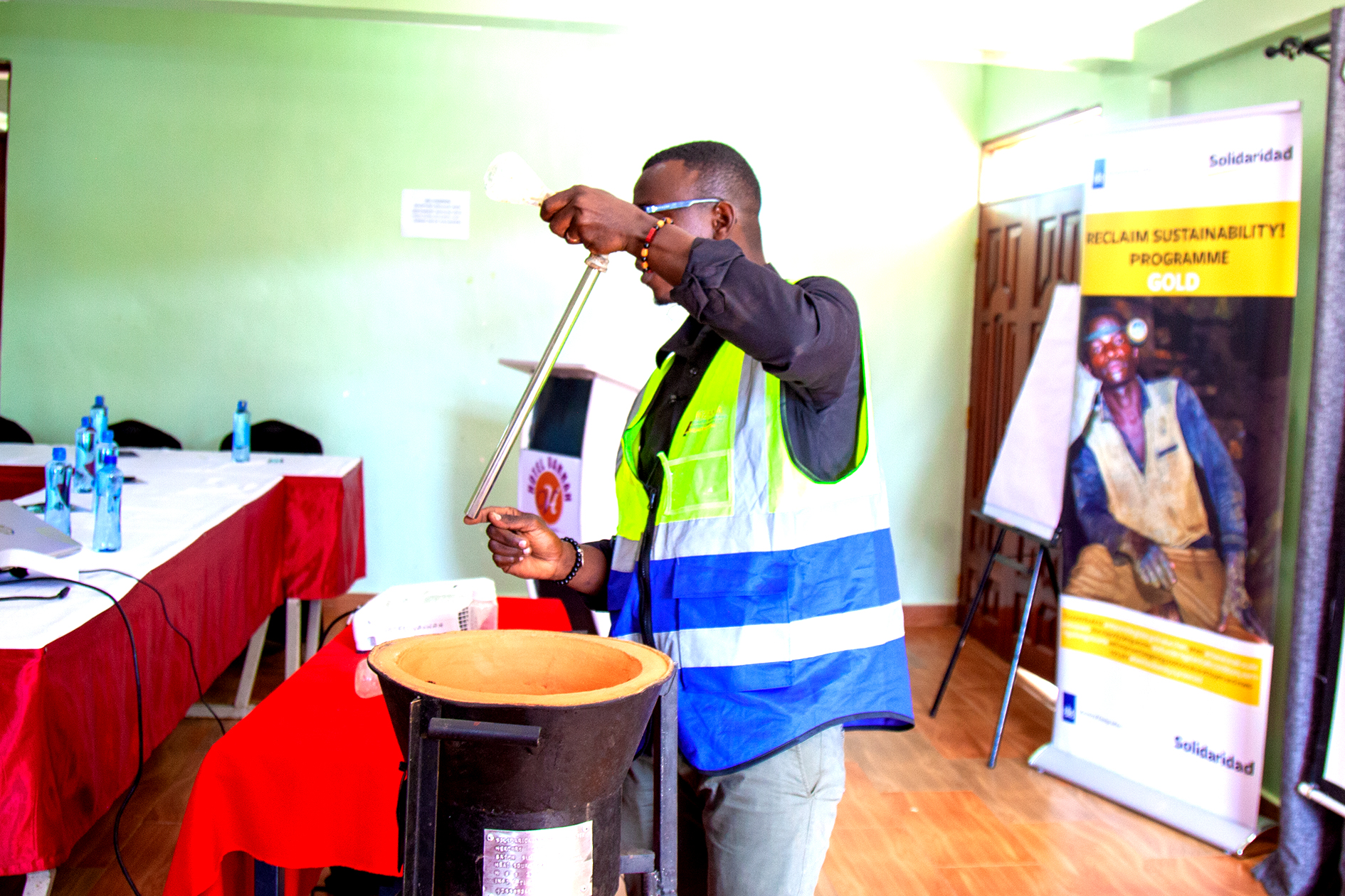 130 Modern Mercury Retort Design and Fabrication