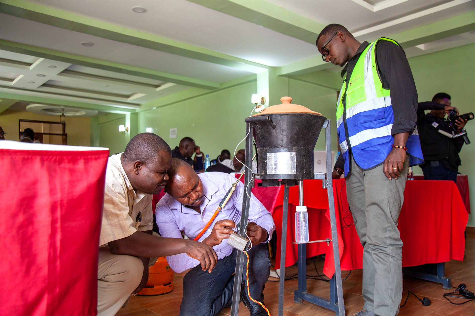 130 Modern Mercury Retort Design and Fabrication